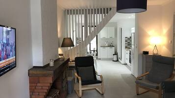 Télévision, cheminée, livres