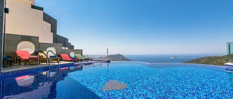 2 Außenpools, Sonnenschirme, Liegestühle