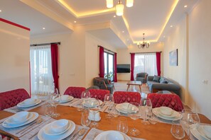 Villa, 5 Schlafzimmer (Heart) | Essbereich im Zimmer