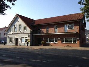 A two-story building with a sign for "Kasthof Hotel" and "Gasthof Kasthof." - Köhncke's Landgasthof und Hotel (Wiefelstede)