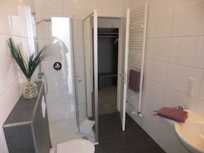 Ducha, artículos de tocador gratuitos, secador de pelo, toallas