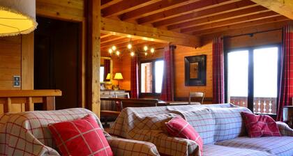 Chalet spacieux, 3 niveaux, 10 personnes, 4 chambres, proche pistes et centre, Wi-Fi, parking gratuit.