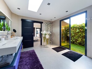 Shower, hair dryer, towels