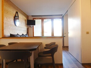 Dining - Cozy Apartment for 4/5 with Balcony in La Plagne, 3 Min from Shops & Slopes (Bellentre)