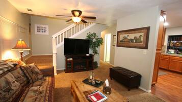 Älytelevisio, DVD-soitin, pöytätennispöytä, kirjoja