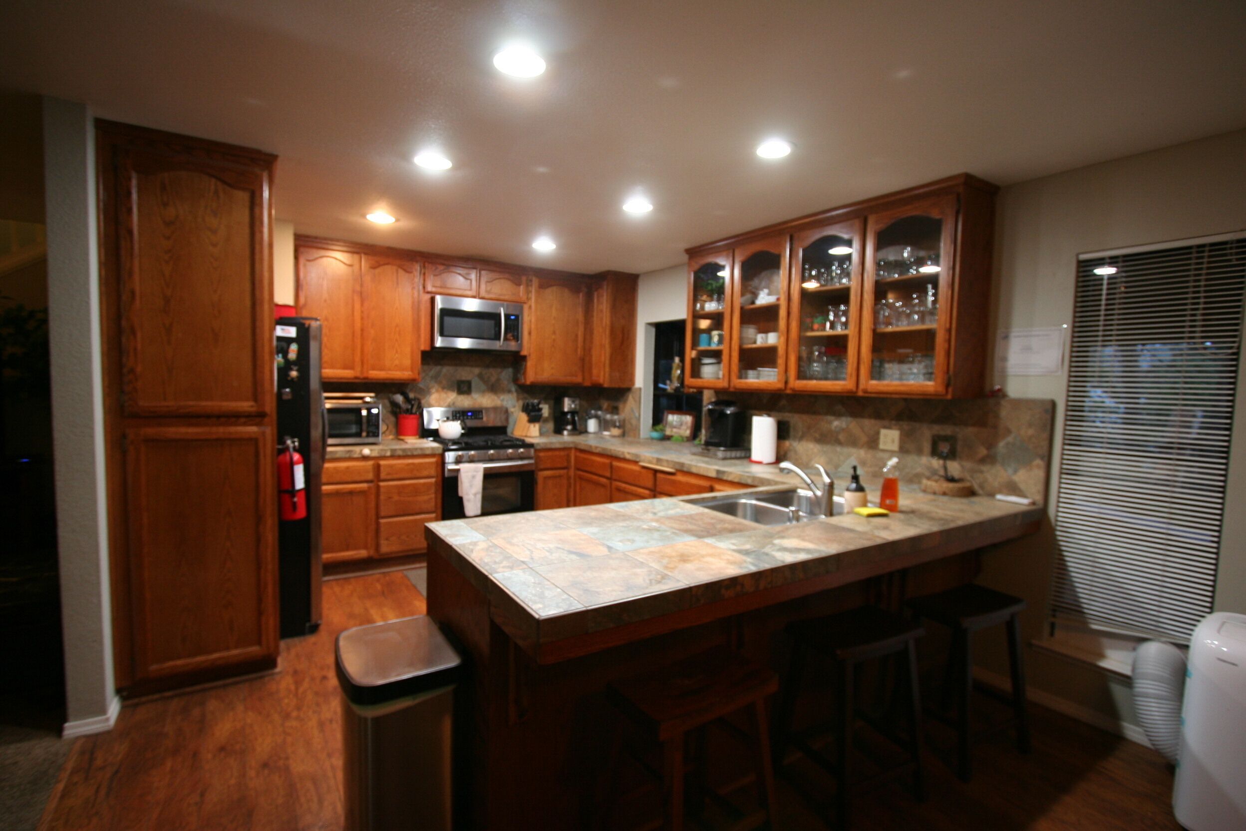 Refrigerador, microondas, horno y parrilla de estufa 