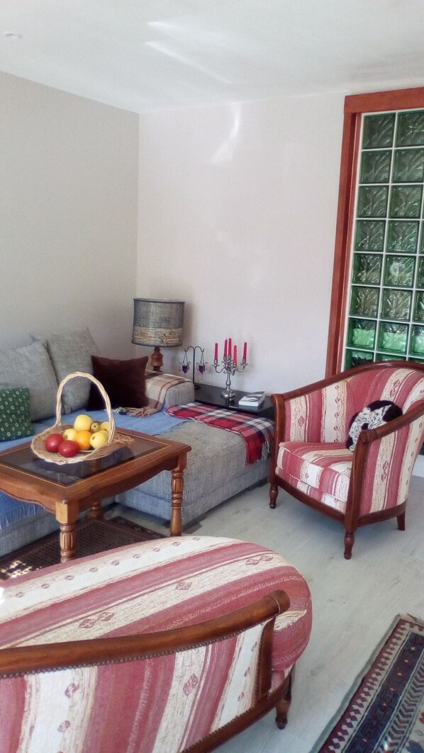 Fernseher, DVD-Player, Bücher