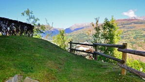 A stone pathway leading to a wooden fence overlooking a mountainous landscape. - Divisible studio near slopes, 4 pers., parking, nice view (Bellentre)