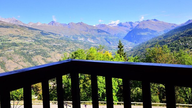 A mountain landscape with a clear sky. - Divisible studio near slopes, 4 pers., parking, nice view (Bellentre)