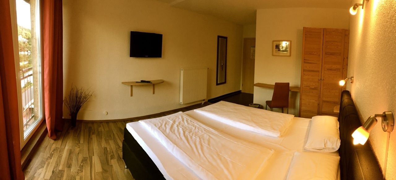 deluxe double room, 1 queen bed | 2 bedrooms, cots/infant beds, free wifi, bed sheets