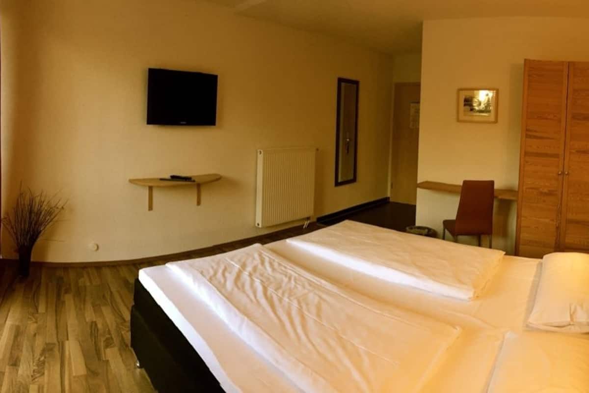 deluxe double room, 1 queen bed | 2 bedrooms, cots/infant beds, free wifi, bed sheets