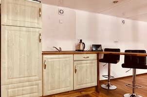 Familienzimmer, 1 Queen-Bett und Schlafsofa, Nichtraucher | Essbereich im Zimmer