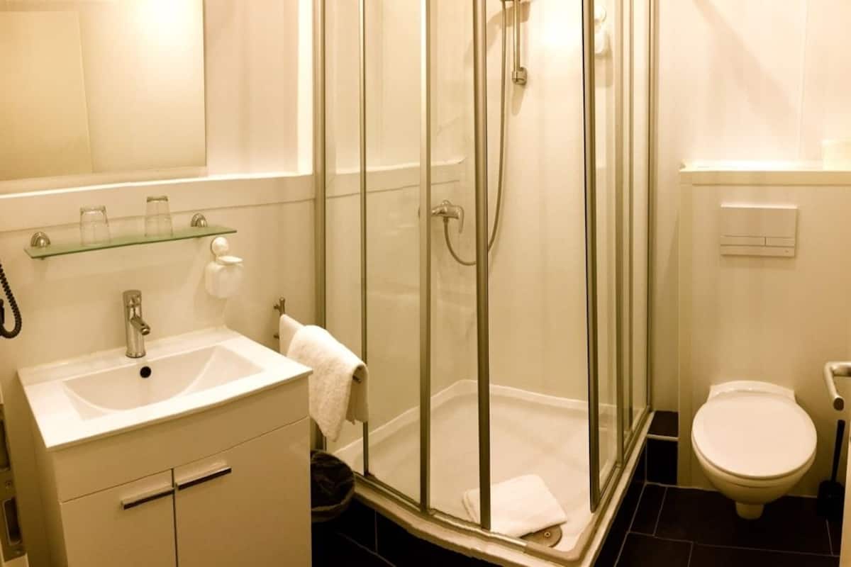 deluxe double room, 1 queen bed | 2 bedrooms, cots/infant beds, free wifi, bed sheets