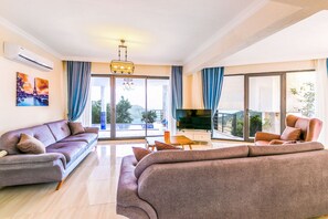 Villa (Spring ) | Wohnbereich | LCD-Fernseher