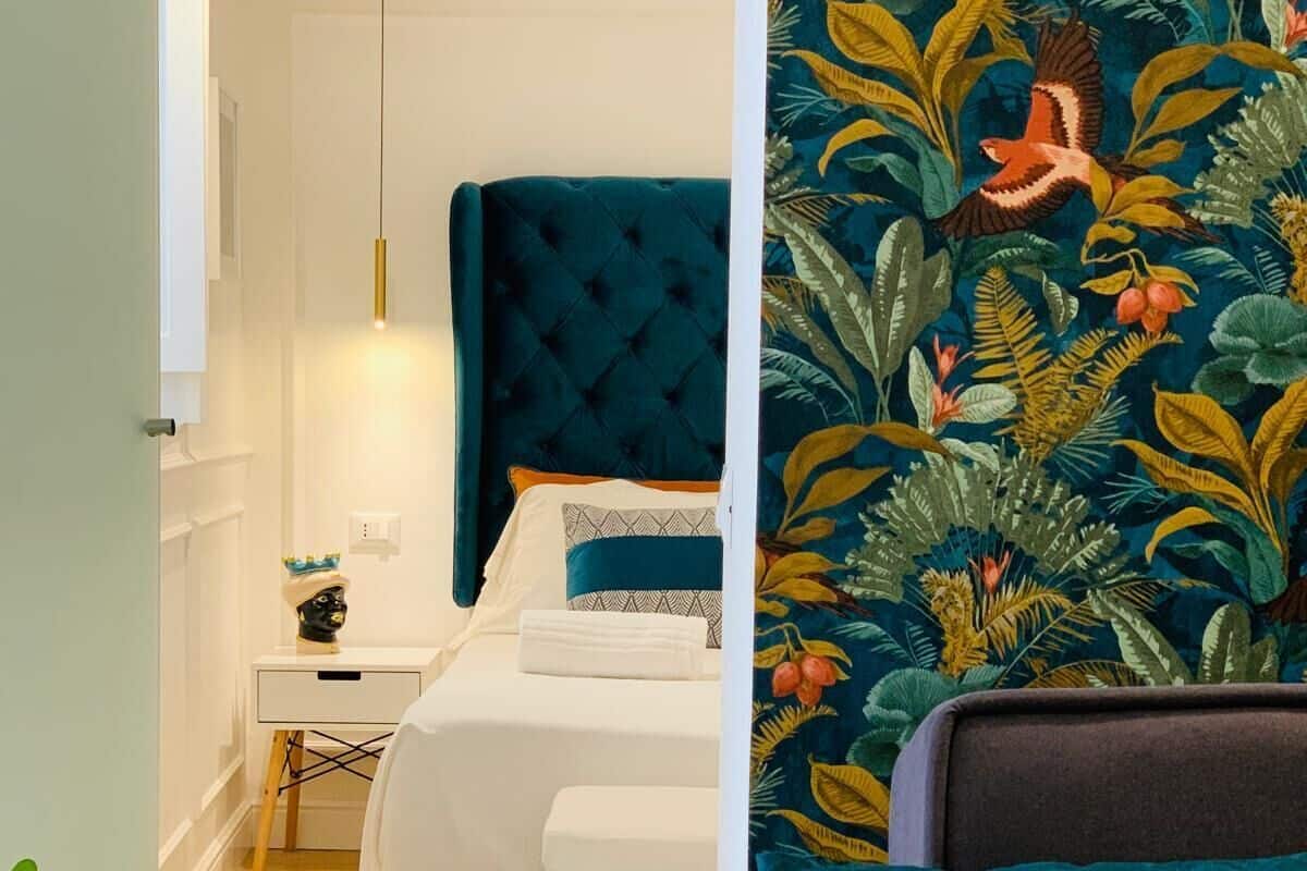 Ein Schlafzimmer mit einem großen Bett, einem Nachttisch und einem Beistelltisch.