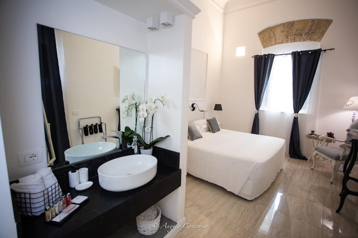1 bedroom, Frette Italian sheets, premium bedding, down duvets
