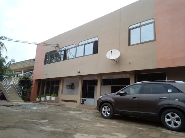 Pintu masuk properti