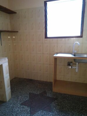 Departamento Confort, 1 habitación, para no fumadores | Cocina privada | Parrilla de estufa, tetera eléctrica y utensilios de cocina 