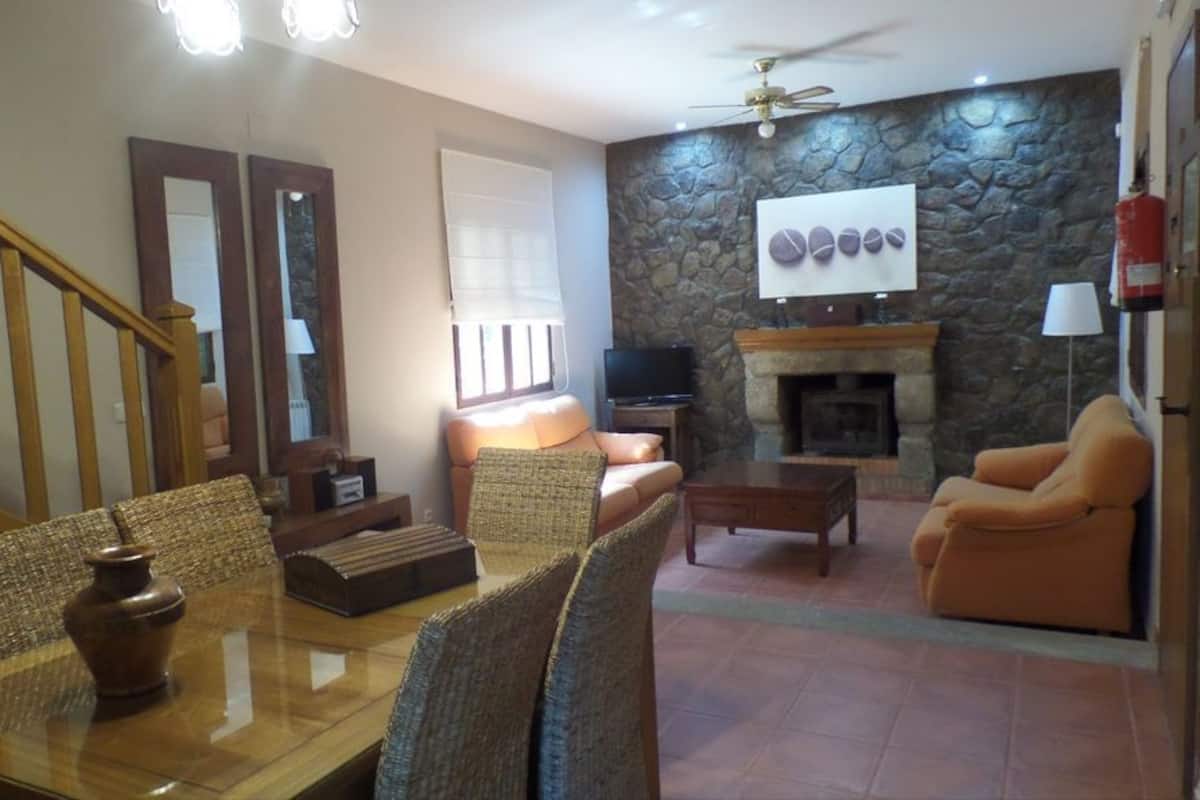 Classic-Ferienhaus, 3 Schlafzimmer, eigener Pool | Wohnzimmer | Fernseher, Kamin