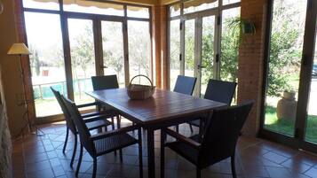 Classic Cottage, 3 Bedrooms, Private Pool | In-room dining