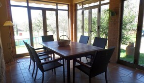 经典村舍, 3 间卧室, 私人游泳池 | 客房内用餐