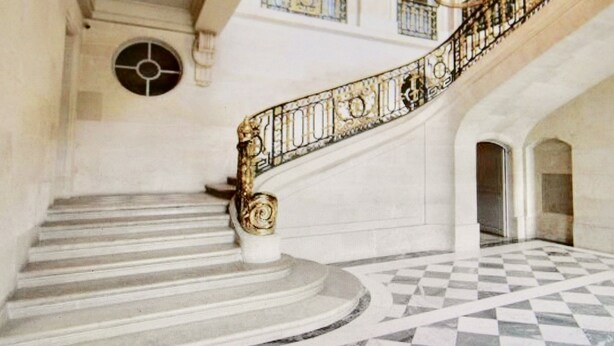 A grand staircase with ornate metal railings and a checkered floor. - Lovely 19th century cabin by the forest of Rambouillet, 1 hour from Paris (Adainville)