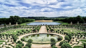 A formal garden with a central pond, symmetrical pathways, and manicured lawns. - Lovely 19th century cabin by the forest of Rambouillet, 1 hour from Paris (Adainville)