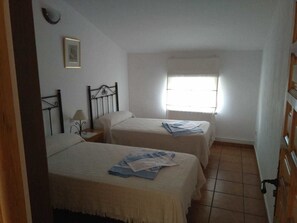 Økonomi-tomannsrom | Strykejern/-brett og sengetøy