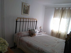 Iron/ironing board, bed sheets - La Solana (Valdemoro-Sierra)