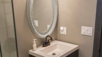 Douche, sĂšche-cheveux, serviettes fournies, savon