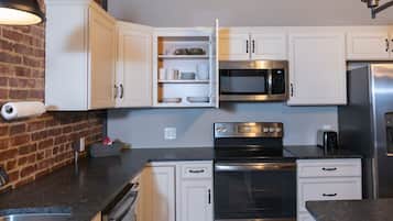 Een koelkast, een magnetron, een oven, een kookplaat