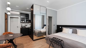 Design Studio | Premium bedding, in-room safe, desk, laptop workspace - Sir John's Apartments (Rijeka)