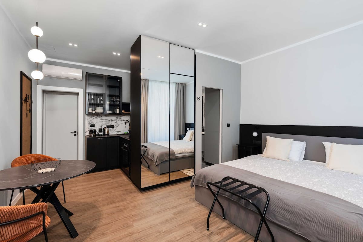 Design Studio | Premium bedding, in-room safe, desk, laptop workspace