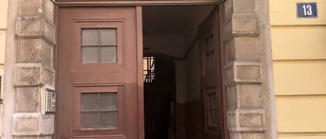 Vista frontal de la propiedad