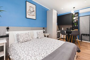 Ropa de cama de alta calidad y caja de seguridad en la habitación 