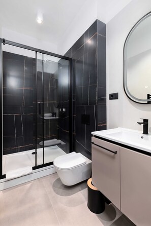 Estudio de diseñador | Baño | Regadera, amenidades de baño gratuitas, secadora de cabello, toallas 