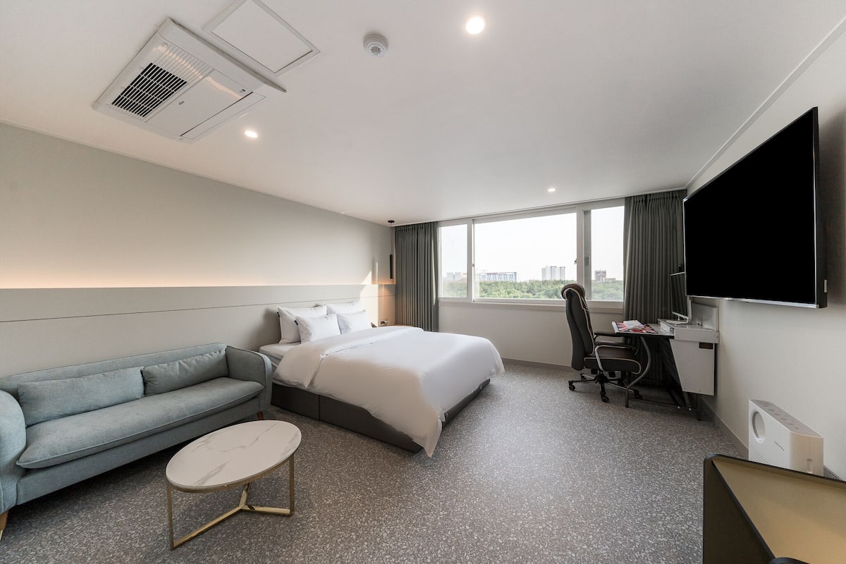 Premium bedding, desk, blackout curtains, free WiFi