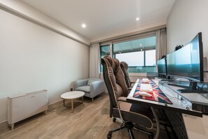 Premium bedding, desk, blackout curtains, free WiFi - Liv Life Hotel (Siheung)