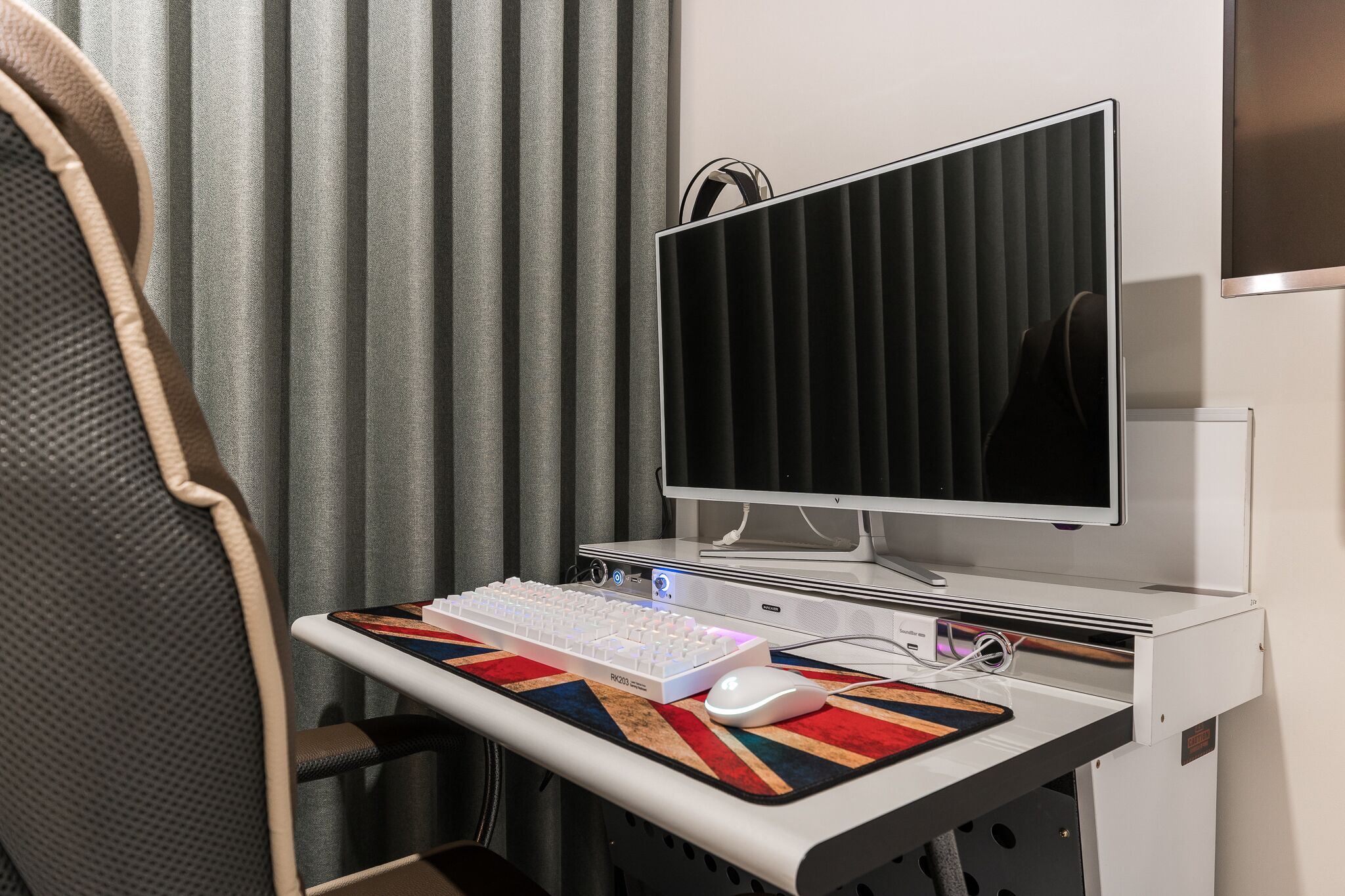 luxury i 1pc | 1 bedroom, premium bedding, desk, blackout curtains