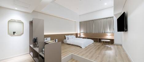 LUXURY FAMILY | バスルーム | 個別の浴槽とシャワー、デザイナーバスアメニティ、ヘアドライヤー、バスローブ