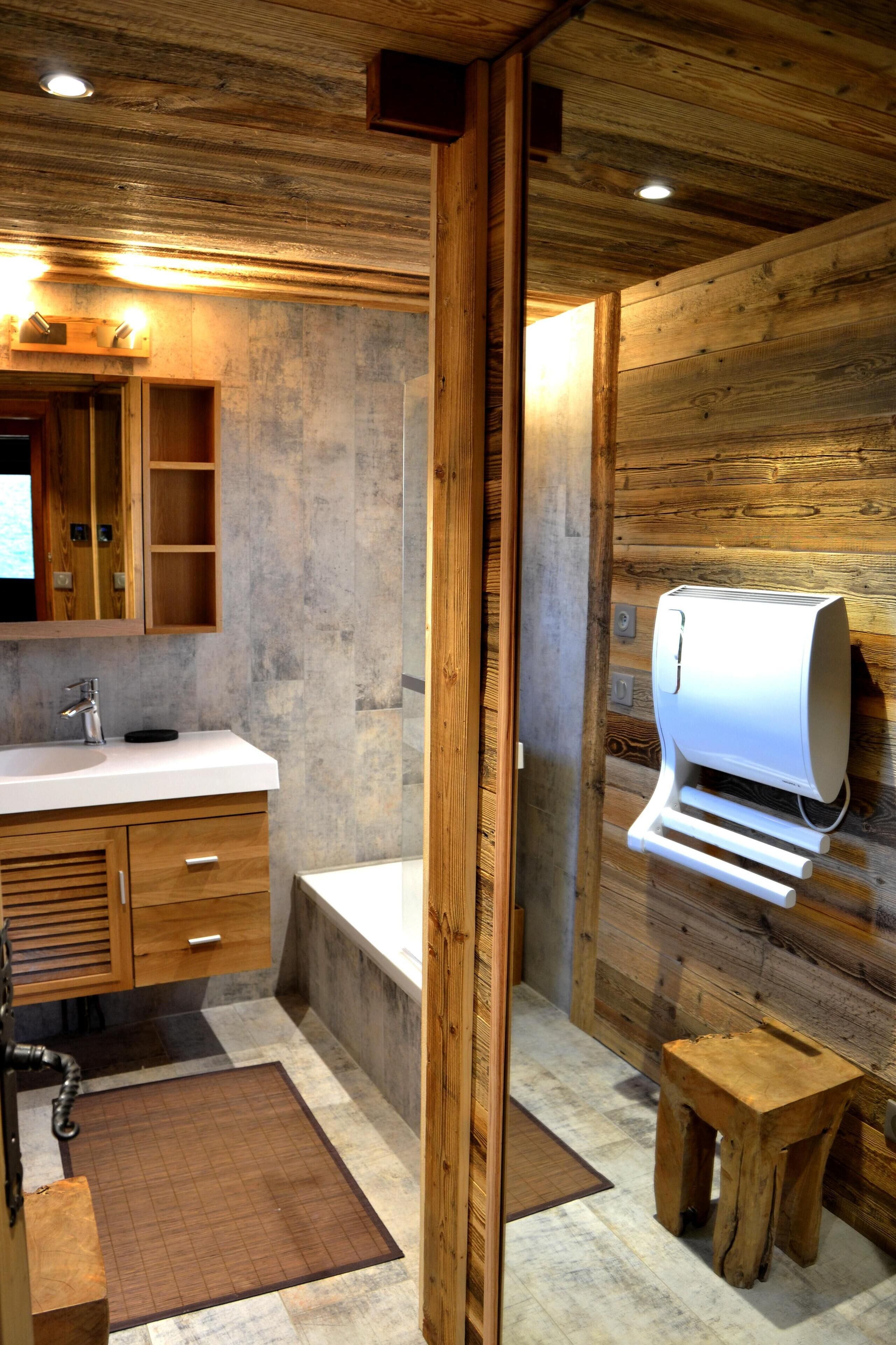 Combined shower/bathtub, hair dryer