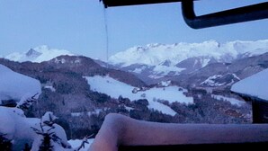 A view from a window overlooking snow-covered mountains. - Les Eterlous - Very beautiful Chalet 200m from the slopes of La Plagne - 12-15 pers. (Aime-La-Plagne)