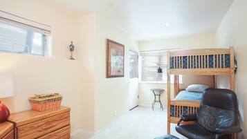 4 bedrooms, iron/ironing board, WiFi, bed sheets