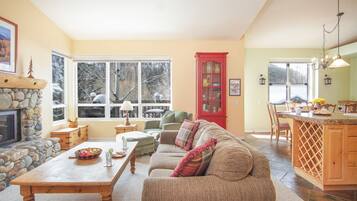 Fernseher, Kamin, DVD-Player