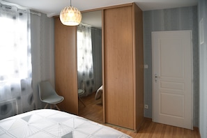 2 bedrooms, soundproofing, iron/ironing board, internet - feet in the water head in the clouds (150 meters from the thermal baths) (Luxeuil-les-Bains)