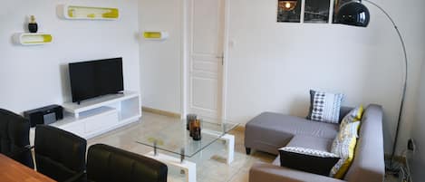 Een televisie en een stereo
