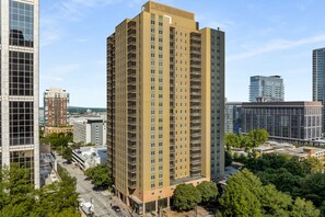 A high-rise building with multiple floors, surrounded by other buildings and trees. - The VFT Crown Suite-Downtown Atlanta Location (Atlanta)