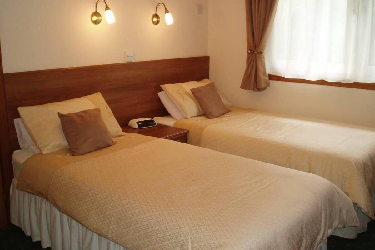 Zweibettzimmer | Bügeleisen/Bügelbrett, kostenloses WLAN, individuell dekoriert