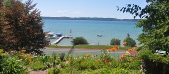 Beautiful Torch Lk Sunset~hot tub-Tennis/pklbl Crt~Kayaks/SUP~ Playset-firepit 