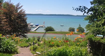 Beautiful Torch Lk Sunset~hot tub-Tennis/pklbl Crt~Kayaks/SUP~ Playset-firepit